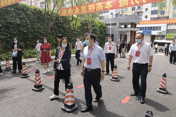 吴世民深入一线视察指导高考考务工作