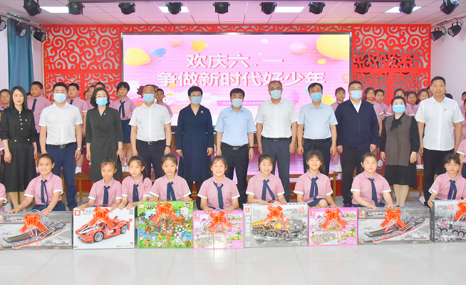 吴世民深入教育教学一线看望慰问少年儿童