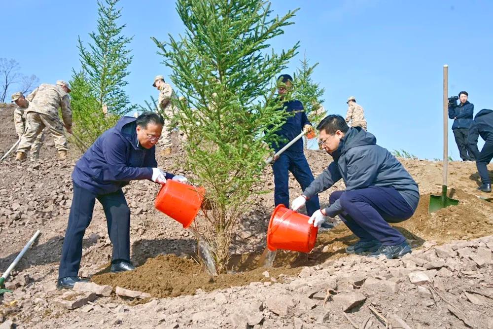 王永威何庆伟高巍等市领导参加义务植树活动