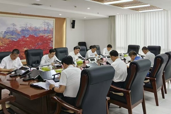 市政府党组会议暨理论学习中心组学习会议召开