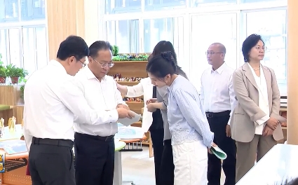 我市开展庆祝第42个教师节走访慰问暨“以师者初心 叙育人芳华——我的育人故事”专题报告会活动